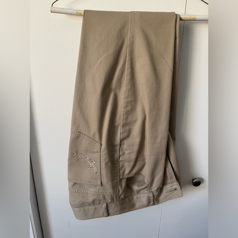 Chico’s straight legged pants with pocket design